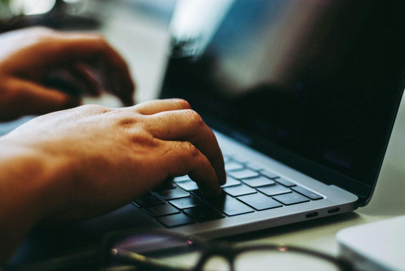 Finanzanalyse Arbeitsplatz mit Dokumenten und Laptop